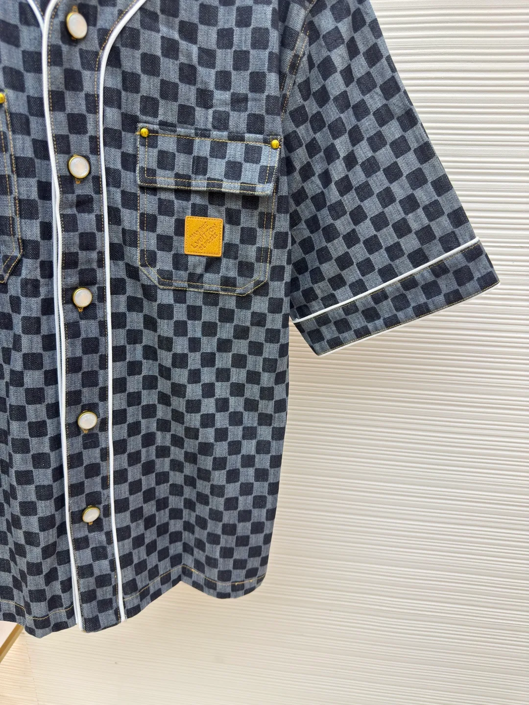 LOUIS VUITTON Pocket logo plaid short sleeves ●Authentic product: Purchased and developed by 14755 ●Item number: 1680137-B35 ●Material: denim fabric ●Technology: jacquard production ●Version: fitted version ●Weight: about 675 grams ●Size: S-M-L-XL ●Description: Made of 100% cotton fabric, bringing a soft and skin-friendly wearing experience, with full-length Miniature carefully printed on the surface of the fabric The Der pattern highlights the classic elements of the brand. The designer cleverly uses contrasting edge technology and pearlescent buttons on the front to add exquisite details to the overall look. The chest pocket is topstitched and decorated with rivets, which is both practical and design-rich. Every detail of the shirt has been carefully considered, from the selection of buttons to the processing of stitching, all reflecting consistent exquisite craftsmanship! This shirt perfectly blends leisure and elegance, bringing a unique fashion style to the wearer whether it is a daily match or a casual occasion. The overall wiring is straight and delicate, the fabric is comfortable and soft, and the color is consistent without color difference. It can be matched with the same style to create a fashionable look and control various occasions. Customized accessories, complete with three standards, same style for men and women!